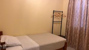 a small bedroom with a bed and a window at Casa Shelter in Chimbote