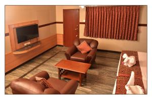 Ein Sitzbereich in der Unterkunft Hotel GVS Residency