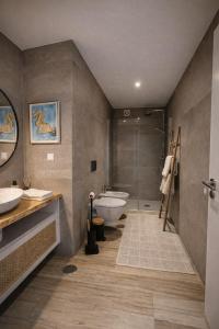 a bathroom with a toilet and a sink and a shower at Entre Patios 1BR Costa Nova Beach in Gafanha da Encarnação