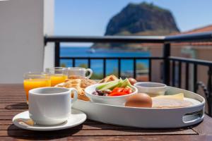 un plateau-repas sur une table avec du café et du jus dans l'établissement Pramataris, à Monemvasia