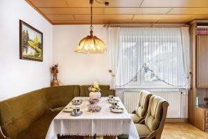 a dining room with a table and a chandelier at Ferienwohnung Franni in Wabern