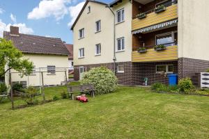 a yard with a bench and a house at Ferienwohnung Franni in Wabern