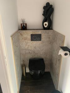 a bathroom with a black bowl on a wall at Le Lovy , Studio indépendant avec Jacuzzi in Cézac