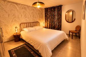 a bedroom with a white bed and a window at Superbe Appartement - Centre Calvi - Parking privé in Calvi
