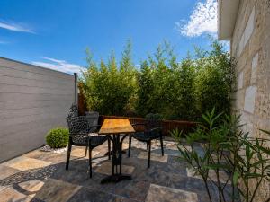 a patio with a table and chairs on a patio at Le Lovy , Studio indépendant avec Jacuzzi in Cézac