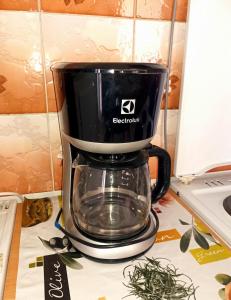 a black blender sitting on top of a counter at Villa Abelia in Medulin