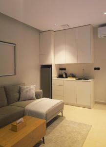 a living room with a couch and a kitchen at شقق عبادي مميزه 1 in Dammam