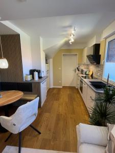 a kitchen and living room with a table and chairs at Charmantes Apartment mit gemütlichem Flair außerhalb gelegen in Bad Essen