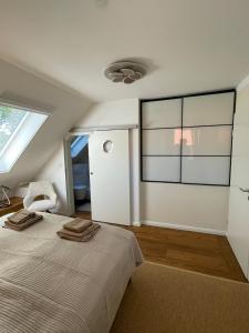 a bedroom with a bed and a window at Charmantes Apartment mit gemütlichem Flair außerhalb gelegen in Bad Essen