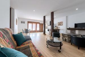 a living room with a couch and a table at Casa Eleizpe by Next Stop Bilbao in Ergoyen