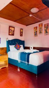 a bedroom with two beds in a room at Hostal sambleño cusco Piero suite in Cusco