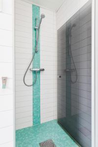 a bathroom with a shower with a glass door at Vita Villan - Funäsdalen in Funäsdalen +19 photos