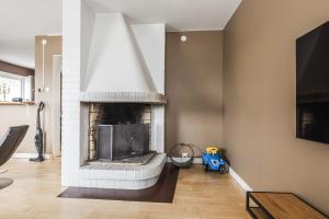 a living room with a fireplace and a couch at Vita Villan - Funäsdalen in Funäsdalen