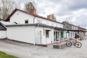 a white building with a bike parked in front of it at Vita Villan - Funäsdalen in Funäsdalen