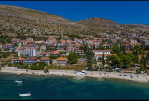 Luftaufnahme eines Strandes mit einer Stadt in der Unterkunft Rosette suites Trogir Seget Vranjica in Seget Vranjica
