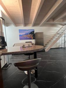 a living room with a table and a bed at Casa Gloria in Zelbio +5 photos