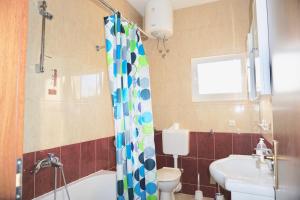 ein Badezimmer mit Badewanne, Toilette und Waschbecken in der Unterkunft Rosette suites Trogir Seget Vranjica in Seget Vranjica + 36 Fotos