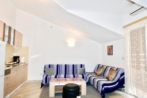 ein Wohnzimmer mit Sofa und Tisch in der Unterkunft Rosette suites Trogir Seget Vranjica in Seget Vranjica