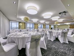 Un restaurant sau alt loc unde se poate mânca la The Sebel Mandurah +80 fotografii