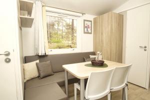 a small dining room with a table and chairs at Tiny Chalet Nr 814 in Göhren
