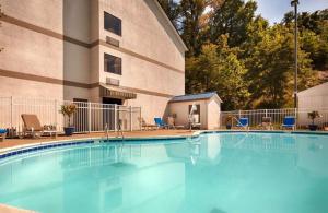 a large swimming pool in front of a hotel at Best Western River Cities in Ashland