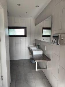 a bathroom with two sinks and a large mirror at Kleine Auszeit in Schermbeck