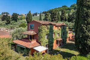 an image of a house with ivy on it at La Migliana by Nicola Real Estate in Corsanico-Bargecchia