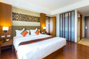 سرير أو أسرّة في غرفة في Asia Hotels Group (Poonpetch Chiangmai)