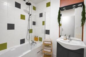 a bathroom with a sink and a shower and a tub at Chamotte Hyper Centre WIFI Cosy in Bourg-en-Bresse +18 photos