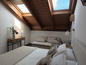ein Schlafzimmer mit einem großen Bett und einem Fenster in der Unterkunft Aneto Dúplex en Badaguas in Badaguás + 14 Fotos