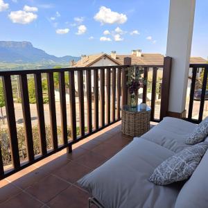 ein Balkon mit Blick auf die Berge in der Unterkunft Aneto Dúplex en Badaguas in Badaguás