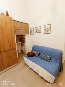 a bedroom with a blue bed in a room at ALMAREDo in Bisceglie