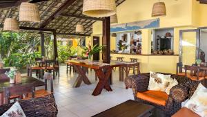 a restaurant with a table and chairs and a dining room at Pousada Villa Bianca in Arraial d'Ajuda