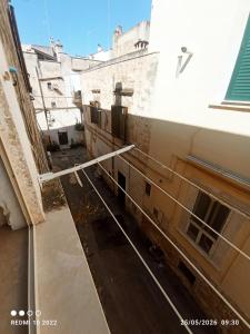 a view of an alley between two buildings at ALMAREDo in Bisceglie