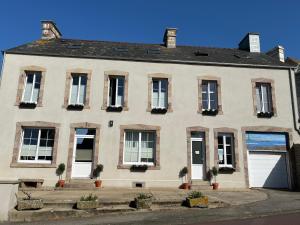a white house with white doors and windows at La petite Irlande in Auderville
