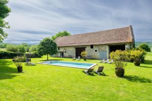 a house with a swimming pool in the yard at Château beyrin in Traize