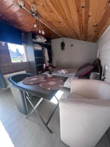 a living room with a table and a couch at Le Petit Farfadet in Flangebouche