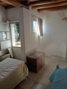 a bedroom with two beds and two windows at Los Colibríes de Potrero in Potrero de Garay