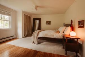 a bedroom with a bed and a window at Wren Cottage - Design Cabin with Secret Brook in Cochecton