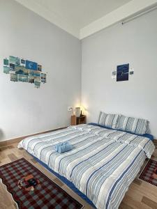 a bedroom with a large bed in a room at Viha Homestay in Thôn Trường Giang