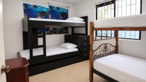 a room with three bunk beds and a desk at La Gran Casa in San Andrés +38 photos
