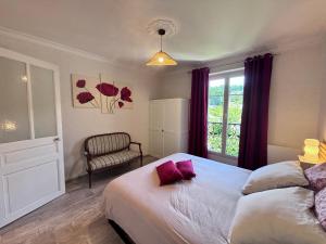 a bedroom with a bed and a chair and a window at Le 130 - 1 chambre - Wifi - Proche Parc Thermal - 2 personnes in Châtel-Guyon