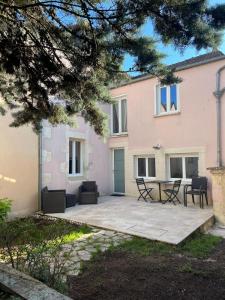 a patio in front of a pink house at L'Annexe du Piton in Sancerre