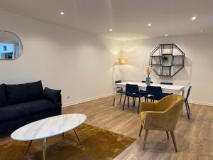 a living room with a couch and a table at L'Annexe du Piton in Sancerre