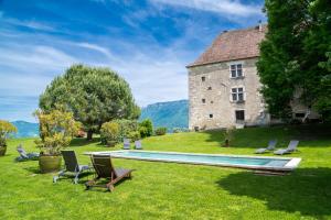 an old building with a swimming pool in the yard at Château beyrin in Traize