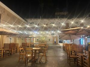 a dining room with tables and chairs and umbrellas at Hotel Luna Nueva in Colán