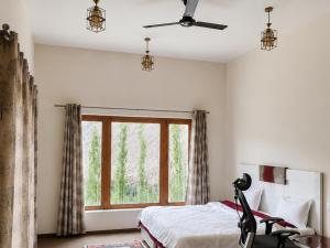 a bedroom with a bed and a window at ཨོཾ Homestay in Lāmayūrū