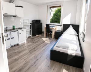 a small room with a bed and a kitchen at Monteurwohnungen in Andervene in Andervenne Oberdorf