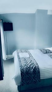 a white bed with a black and white blanket at Bedford Station Rest Stop in Bedford +3 photos