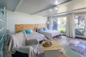 a bedroom with two beds and a table at Jacaranda in Cádiz